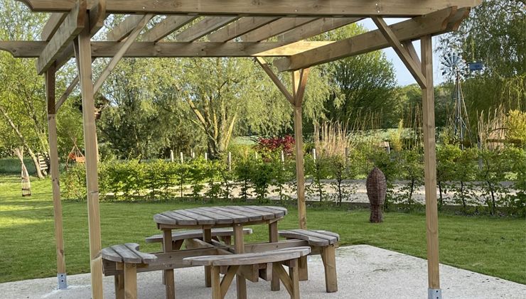 Une pergolas sur le sentier pied-nus