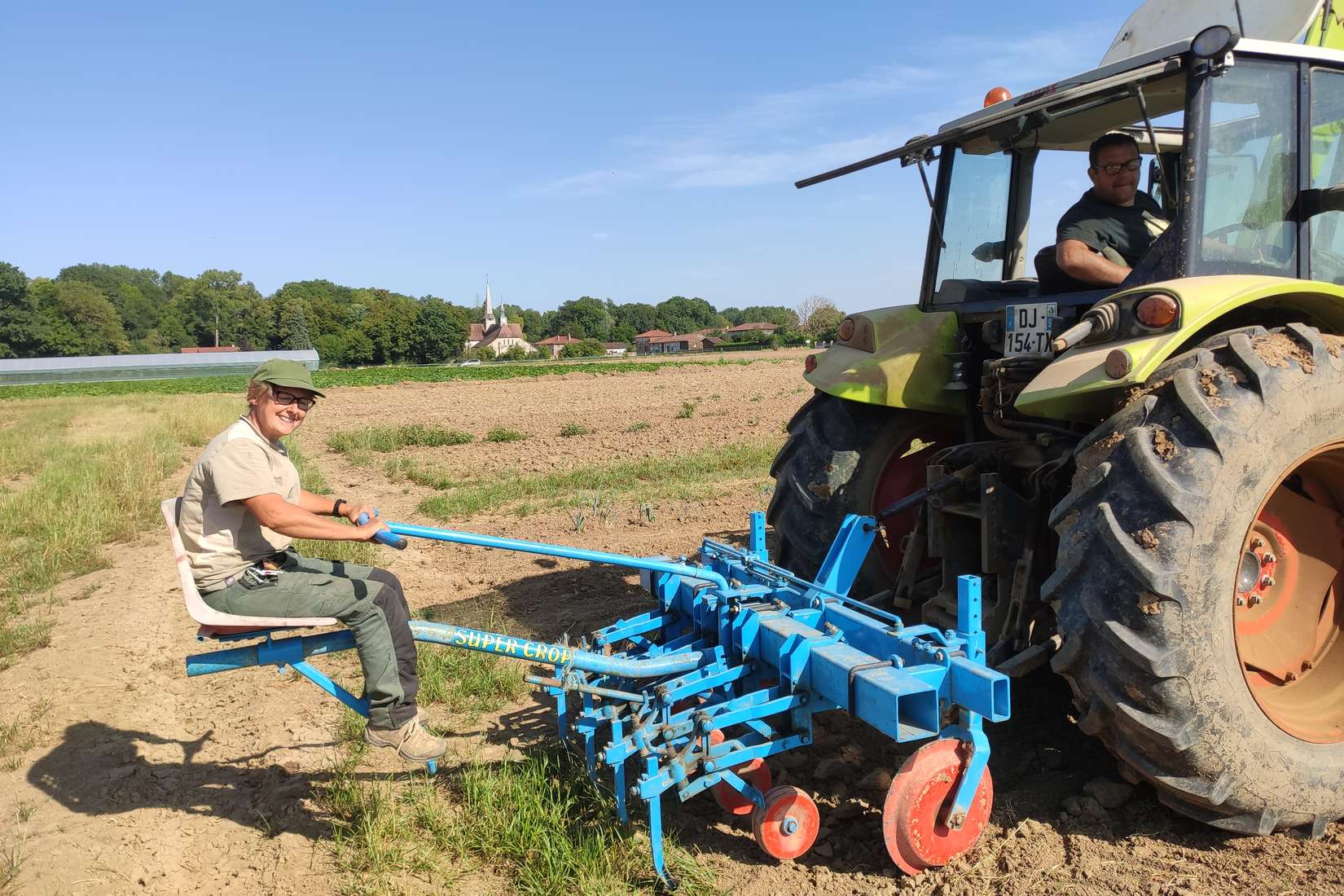 Travail de la terre dans les parcelles de culture