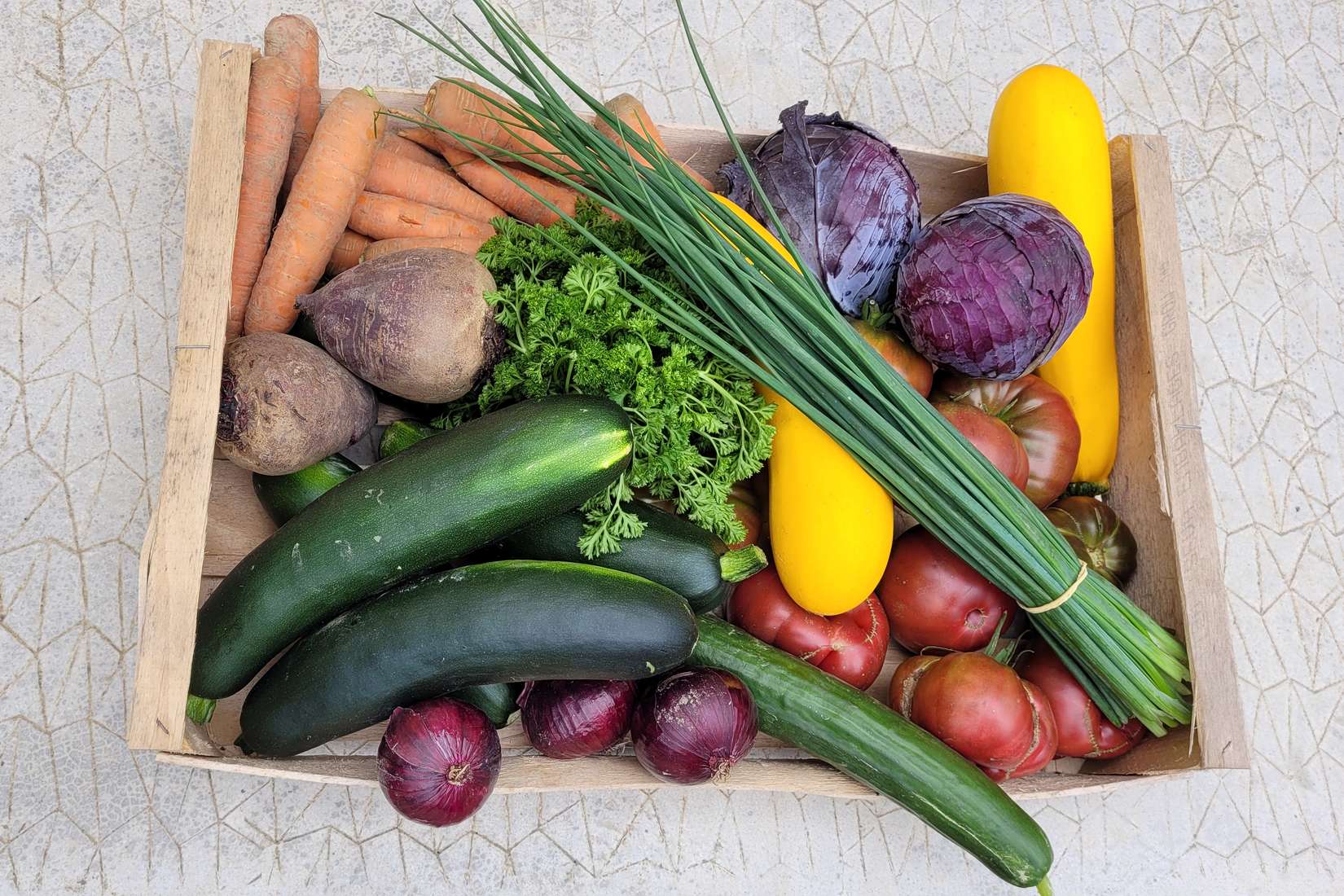 cagette de légumes bio : courgettes, carottes, tomates, betteraves, persil, ciboulette, salade