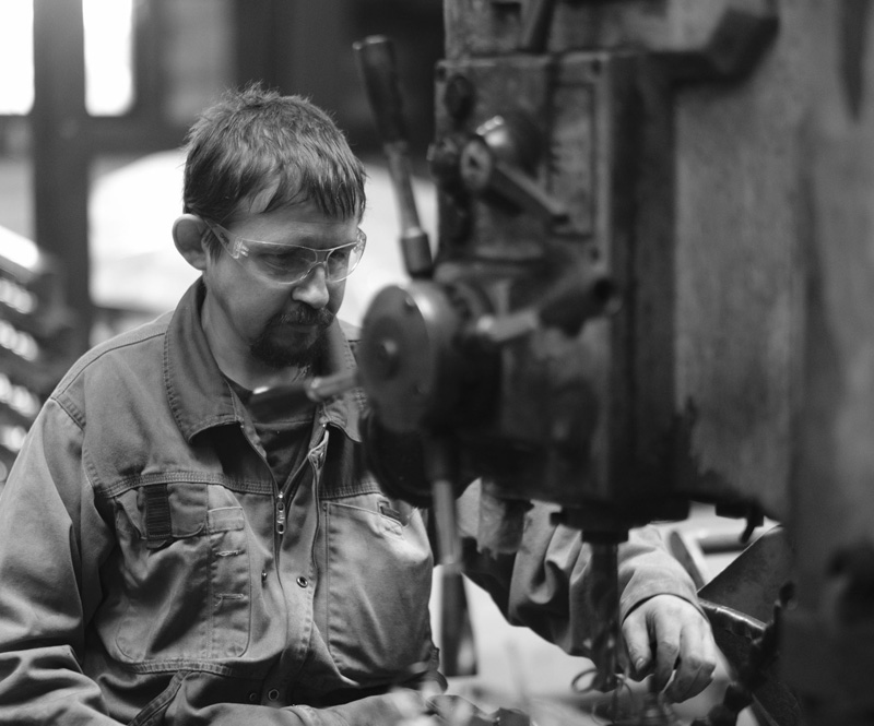 Travaillleur de l'esat en usine